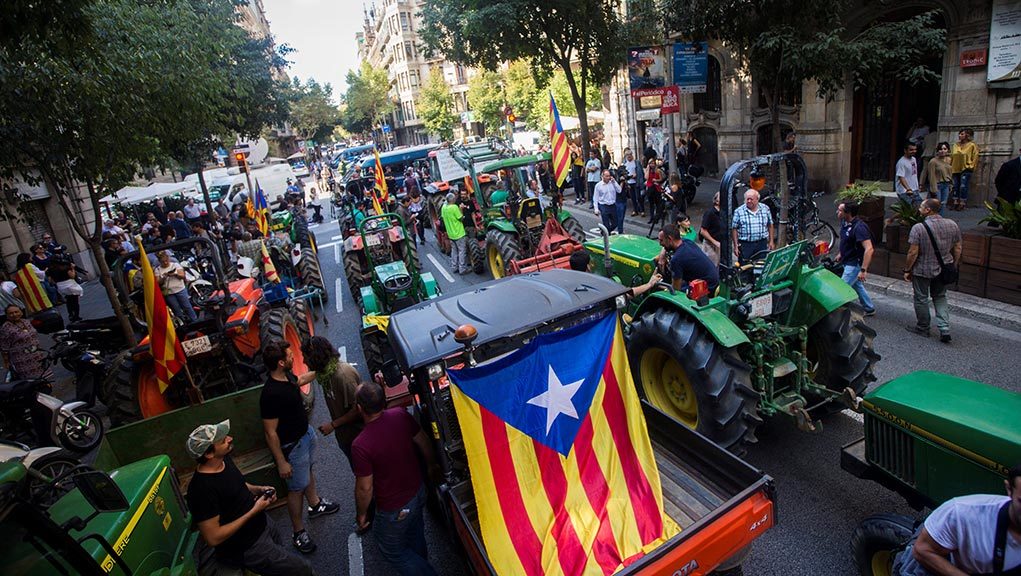 Ισπανία-Δημοψήφισμα: Καταλήψεις εκλογικών τμημάτων και τρακτέρ στους δρόμους της Βαρκελώνης (video)